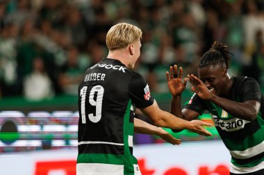 Conrad Harder, Estadio Jose Alvalade 'de (Maciej Rogowski) Sporting CP ve AVS Futebol SAD takımları arasında oynanan Liga Portekiz maçında Geovany Quenda ile gol attıktan sonra bunu kutluyor.)