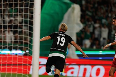 Conrad Harder, Estadio Jose Alvalade 'de (Maciej Rogowski) Sporting CP ve AVS Futebol SAD takımları arasında oynanan Liga Portekiz maçında gol attıktan sonra bunu kutluyor.)