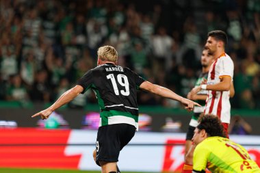 Conrad Harder, Estadio Jose Alvalade 'de (Maciej Rogowski) Sporting CP ve AVS Futebol SAD takımları arasında oynanan Liga Portekiz maçında gol attıktan sonra bunu kutluyor.)