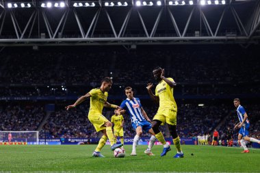 Kiko Femenia, Bryan Olivan, Eric Bailly LaLiga EASPORTS maçında RCD Espanyol de Barcelona ve Villarreal CF takımları arasında RCDE Stadyumu 'nda (Maciej Rogowski)