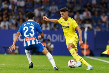 Omar El Hilali, Sergi Cardona LaLiga EASPORTS maçı sırasında RCD Espanyol de Barcelona ve Villarreal CF takımları arasında RCDE Stadyumu 'nda görüldü (Maciej Rogowski)