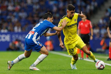 Alvaro Tejero, Sergi Cardona LaLiga EASPORTS maçında RCD Espanyol de Barcelona ve Villarreal CF takımları arasında RCDE Stadyumu 'nda görüldü (Maciej Rogowski)