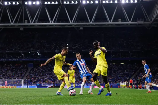 Kiko Femenia, Bryan Olivan, Eric Bailly LaLiga EASPORTS maçında RCD Espanyol de Barcelona ve Villarreal CF takımları arasında RCDE Stadyumu 'nda (Maciej Rogowski)
