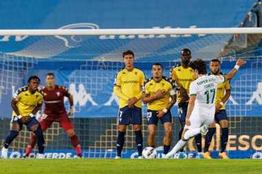 Francisco Trincao ve Estoril oyuncularından oluşan bir duvar, Liga Portekiz maçı sırasında Estoril Praia ve Estadio Antonio Coimbra da Mota 'daki Sporting CP takımları arasında görüldü (Maciej Rogowski)