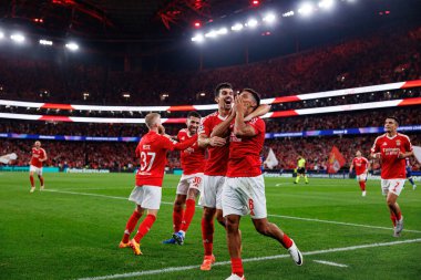 Alexander Bah, SL Benfica ve Atletico de Madrid (Maciej Rogowski) takımları arasında oynanan UEFA Şampiyonlar Ligi maçında Tomas Araujo ile gol attıktan sonra kutlama yaparken görüldü.)