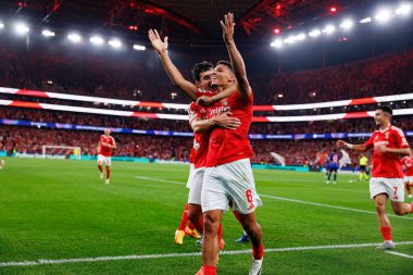 Alexander Bah, SL Benfica ve Atletico de Madrid (Maciej Rogowski) takımları arasında oynanan UEFA Şampiyonlar Ligi maçında Tomas Araujo ile gol attıktan sonra kutlama yaparken görüldü.)