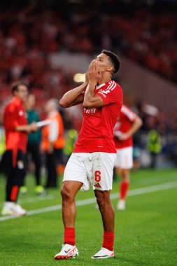 Alexander Bah, SL Benfica ve Atletico de Madrid (Maciej Rogowski) takımları arasında oynanan UEFA Şampiyonlar Ligi maçında gol attıktan sonra kutlama yaparken görüldü.)