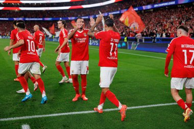 Angel Di Maria, SL Benfica ve Atletico de Madrid (Maciej Rogowski) takımları arasında oynanan UEFA Şampiyonlar Ligi maçında Vangelis Pavlidis ile gol attıktan sonra kutlama yaparken görüldü.)