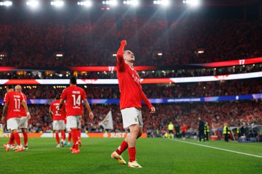 Kerem Akturkoglu, SL Benfica ve Atletico de Madrid (Maciej Rogowski) takımları arasındaki UEFA Şampiyonlar Ligi maçında gol attıktan sonra kutlama yaparken görüldü.)