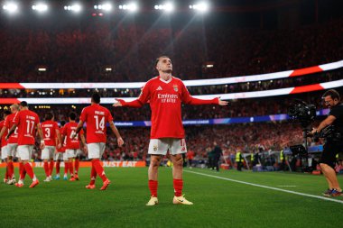 Kerem Akturkoglu, SL Benfica ve Atletico de Madrid (Maciej Rogowski) takımları arasındaki UEFA Şampiyonlar Ligi maçında gol attıktan sonra kutlama yaparken görüldü.)