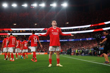 Kerem Akturkoglu, SL Benfica ve Atletico de Madrid (Maciej Rogowski) takımları arasındaki UEFA Şampiyonlar Ligi maçında gol attıktan sonra kutlama yaparken görüldü.)