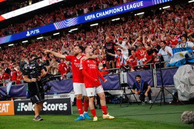 Kerem Akturkoglu, SL Benfica ve Atletico de Madrid (Maciej Rogowski) takımları arasında oynanan UEFA Şampiyonlar Ligi maçında Orkun Kokcu ile gol attıktan sonra kutlama yaparken görüldü.)