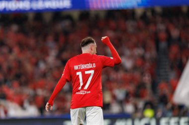 Kerem Akturkoglu, SL Benfica ve Atletico de Madrid (Maciej Rogowski) takımları arasındaki UEFA Şampiyonlar Ligi maçında gol attıktan sonra kutlama yaparken görüldü.)