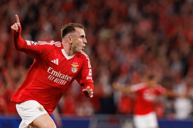 Kerem Akturkoglu, SL Benfica ve Atletico de Madrid (Maciej Rogowski) takımları arasındaki UEFA Şampiyonlar Ligi maçında gol attıktan sonra kutlama yaparken görüldü.)