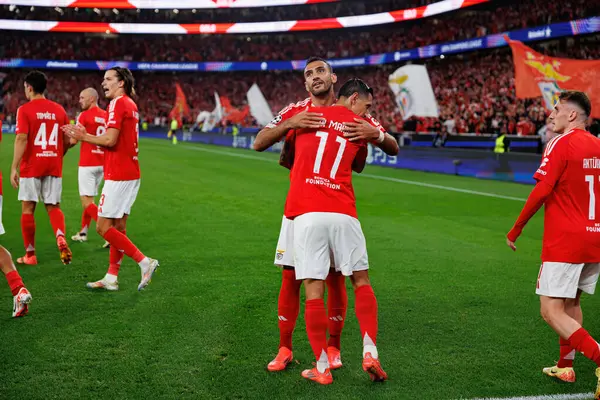 Angel Di Maria, SL Benfica ve Atletico de Madrid (Maciej Rogowski) takımları arasında oynanan UEFA Şampiyonlar Ligi maçında Vangelis Pavlidis ile gol attıktan sonra kutlama yaparken görüldü.)