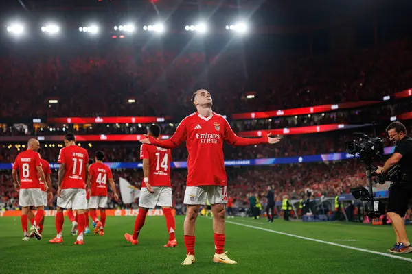 Kerem Akturkoglu, SL Benfica ve Atletico de Madrid (Maciej Rogowski) takımları arasındaki UEFA Şampiyonlar Ligi maçında gol attıktan sonra kutlama yaparken görüldü.)