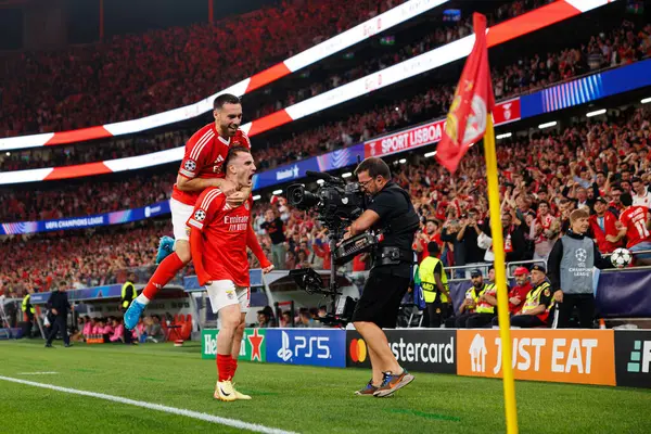 Kerem Akturkoglu, SL Benfica ve Atletico de Madrid (Maciej Rogowski) takımları arasında oynanan UEFA Şampiyonlar Ligi maçında Orkun Kokcu ile gol attıktan sonra kutlama yaparken görüldü.)