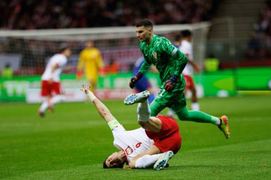 Dominik Livakoviç ve Robert Lewandowski, Polonya ve Hırvatistan milli takımları arasında oynanan UEFA Uluslar Ligi maçında PGE Narodowy 'de (Maciej Rogowski)