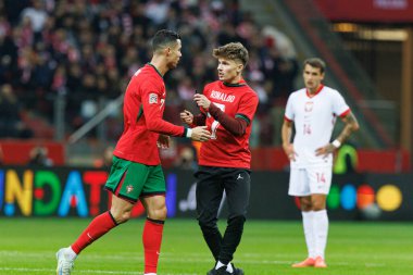 Cristiano Ronaldo, Polonya ve Portekiz milli takımları arasında PGE Narodowy 'de oynanan UEFA Uluslar Ligi maçında saha işgalcisi ile görüldü (Maciej Rogowski)