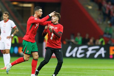 Cristiano Ronaldo, Polonya ve Portekiz milli takımları arasında PGE Narodowy 'de oynanan UEFA Uluslar Ligi maçında saha işgalcisi ile görüldü (Maciej Rogowski)