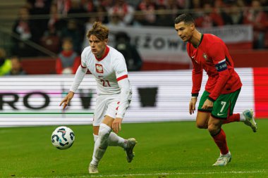 Nicola Zalewski, Cristiano Ronaldo, Polonya ve Portekiz milli takımları arasında oynanan UEFA Uluslar Ligi maçında PGE Narodowy 'da görüldü (Maciej Rogowski)