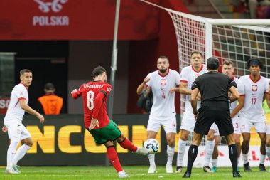 Polonya ve Portekiz milli takımları arasında PGE Narodowy 'de oynanan UEFA Uluslar Ligi maçında görülen Bernardo Silva ve Polonyalı oyuncular duvarı (Maciej Rogowski)
