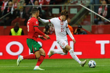 Diogo Dalot, Nicola Zalewski, Polonya ve Portekiz milli takımları arasında oynanan UEFA Uluslar Ligi maçında PGE Narodowy 'de (Maciej Rogowski)