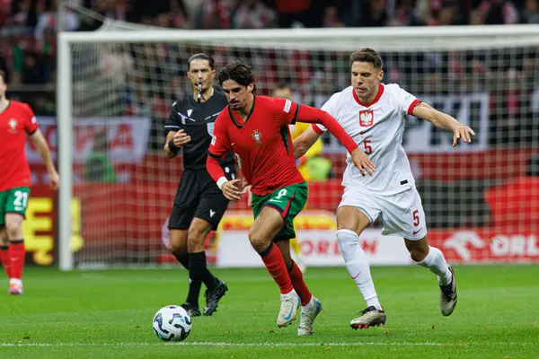 Francisco Trincao, Jan Bednarek, Polonya ve Portekiz milli takımları arasında oynanan UEFA Uluslar Ligi maçı sırasında PGE Narodowy 'da görüldü (Maciej Rogowski)