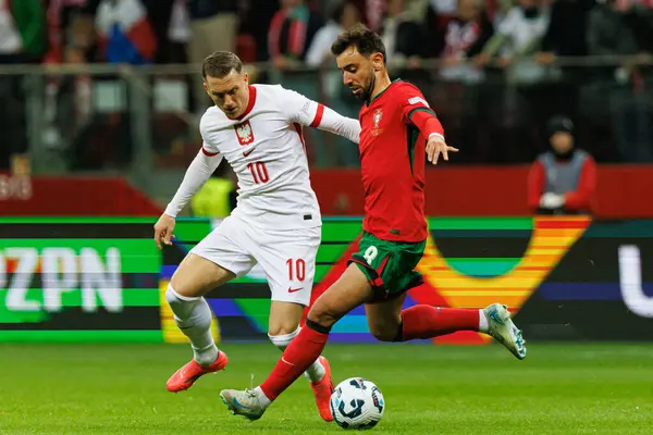 Piotr Zielinski, Bruno Fernandes UEFA Uluslar Ligi maçında PGE Narodowy 'de Polonya ve Portekiz milli takımları arasında görüldü (Maciej Rogowski)