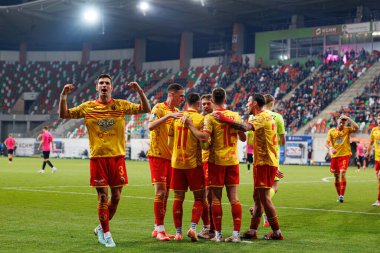 Jagiellonia oyuncuları, Stadyum Zaglebia Lubin 'deki Zaglebie Lubin ve Jagiellonia Bialystok takımları arasında oynanan PKO BP Ekstraklasa maçında gol üstüne gol atarken görüldü (Maciej Rogowski)