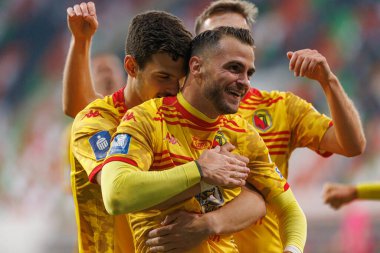 İsa İmaz ve Dusan Stojinoviç, Stadyum Zaglebia Lubin 'deki Zaglebie Lubin ve Jagiellonia Bialystok takımları arasında oynanan PKO BP Ekstraklasa maçında gol attıktan sonra kutlama yaparken görüldü (Maciej Rogowski)