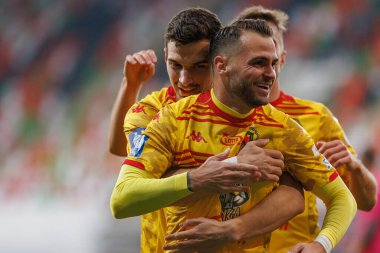 İsa İmaz ve Dusan Stojinoviç, Stadyum Zaglebia Lubin 'deki Zaglebie Lubin ve Jagiellonia Bialystok takımları arasında oynanan PKO BP Ekstraklasa maçında gol attıktan sonra kutlama yaparken görüldü (Maciej Rogowski)