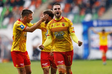 İsa İmaz, Michal Sacek, Kristoffer Normann Hansen, Stadyum Zaglebia Lubin 'deki (Maciej Rogowski) Zaglebie Lubin ve Jagiellonia Bialystok takımları arasındaki PKO BP Ekstraklasa maçında gol attıktan sonra kutlama yaparken görüldü.)