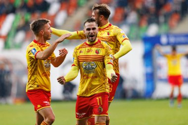 İsa İmaz, Michal Sacek, Kristoffer Normann Hansen, Stadyum Zaglebia Lubin 'deki (Maciej Rogowski) Zaglebie Lubin ve Jagiellonia Bialystok takımları arasındaki PKO BP Ekstraklasa maçında gol attıktan sonra kutlama yaparken görüldü.)