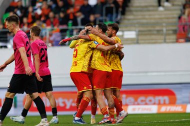 Jagiellonia oyuncuları, Stadyum Zaglebia Lubin 'deki Zaglebie Lubin ve Jagiellonia Bialystok takımları arasında oynanan PKO BP Ekstraklasa maçında gol attıktan sonra kutlama yaptılar (Maciej Rogowski)