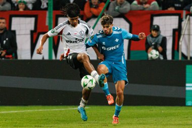 Max Oyedele, Ez Abde, UEFA Avrupa Konferans Ligi maçında Stadion Miejski Legii Warszawa 'da Legia Warszawa ve Real Betis Balompie takımları arasında görüldü (Maciej Rogowski)