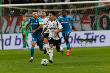 Aitor Ruibal, Ryoya Morishita UEFA Avrupa Konferans Ligi maçında Stadion Miejski Legii Warszawa 'da Legia Warszawa ve Real Betis Balompie takımları arasında görüldü (Maciej Rogowski)