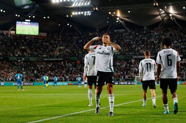 Steven Kapuadi, UEFA Avrupa Konferans Ligi maçında Stadion Miejski Legii Warszawa 'daki Legia Warszawa ve Real Betis Balompie takımları arasında attığı golü kutlarken görüldü. (Maciej Rogowski)
