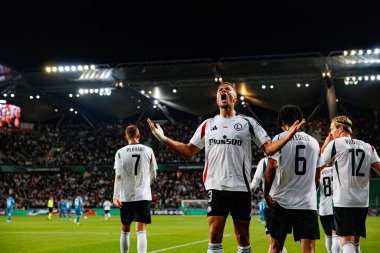 Steven Kapuadi, UEFA Avrupa Konferans Ligi maçında Stadion Miejski Legii Warszawa 'daki Legia Warszawa ve Real Betis Balompie takımları arasında attığı golü kutlarken görüldü. (Maciej Rogowski)