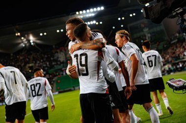 Ruben Vinagre ve Steven Kapuadi, Stadion Miejski Legii Warszawa 'daki Legia Warszawa ve Real Betis Balompie (Maciej Rogowski) takımları arasında oynanan Avrupa Konferans Ligi maçında gol attıktan sonra kutlama yaparken görüldü.)