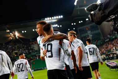 Ruben Vinagre ve Steven Kapuadi, Stadion Miejski Legii Warszawa 'daki Legia Warszawa ve Real Betis Balompie (Maciej Rogowski) takımları arasında oynanan Avrupa Konferans Ligi maçında gol attıktan sonra kutlama yaparken görüldü.)