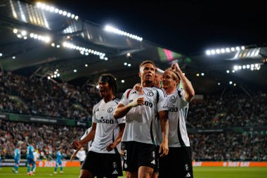 Max Oyedele, Steven Kapuadi, Radovan Pankov, Stadion Miejski Legii Warszawa 'daki Legia Warszawa ve Real Betis Balompie takımları arasındaki UEFA Avrupa Konferans Ligi maçında gol attıktan sonra kutlama yaparken görüldü (Maciej Rogowski)