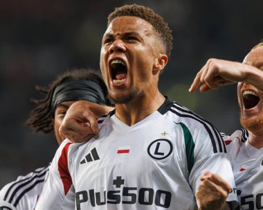 Max Oyedele, Steven Kapuadi, Radovan Pankov, Stadion Miejski Legii Warszawa 'daki Legia Warszawa ve Real Betis Balompie takımları arasındaki UEFA Avrupa Konferans Ligi maçında gol attıktan sonra kutlama yaparken görüldü (Maciej Rogowski)