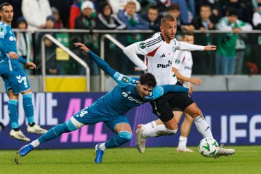 Johnny Cardoso, Tomas Pekhart UEFA Avrupa Konferans Ligi maçında Stadion Miejski Legii Warszawa 'daki Legia Warszawa ve Real Betis Balompie takımları arasında görüldü (Maciej Rogowski)
