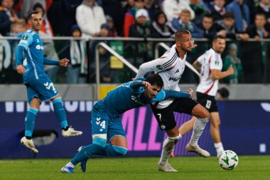 Johnny Cardoso, Tomas Pekhart UEFA Avrupa Konferans Ligi maçında Stadion Miejski Legii Warszawa 'daki Legia Warszawa ve Real Betis Balompie takımları arasında görüldü (Maciej Rogowski)