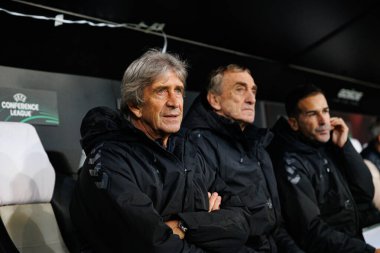 Manuel Pellegrini ve ekibi UEFA Avrupa Konferans Ligi maçında Stadion Miejski Legii Warszawa 'daki Legia Warszawa ve Real Betis Balompie takımları arasında görüldü (Maciej Rogowski)