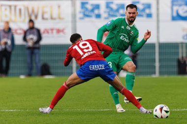 Michael Ameyaw, Paulo Henrique PKO BP Ekstraklasa maçında Radomiak Radom ve Rakow Czestochowa takımları arasında Stadion Miejski im 'de görüldü. Braci Czachorow (Maciej Rogowski)
