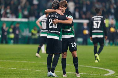 Maximiliano Araujo, Daniel Braganca, Estadio Jose Alvalade 'de (Maciej Rogowski) oynayan Sporting CP ve CF Estrela Amadora takımları arasında oynanan Liga Portekiz maçında gol attıktan sonra kutlama yaparken görüldü.)