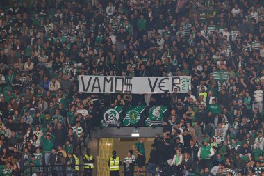 Spor taraftarları Liga Portekiz maçı sırasında Estadio Jose Alvalade 'de (Maciej Rogowski) Sportif CP ve CF Estrela Amadora takımları arasında tifo ile görüldüler.)