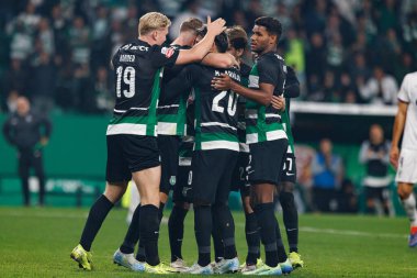 Spor Takımı Liga Portekiz maçında Maximiliano Araujo 'dan Estadio Jose Alvalade' deki CP ve CF Estrela Amadora takımları arasında gol üstüne gol atarken görüldü (Maciej Rogowski)